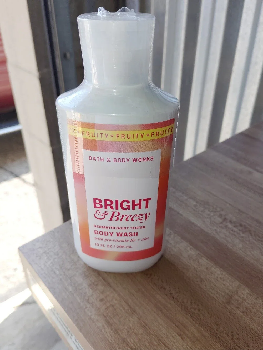 Bright and breezy bath & body works tutti frutti body wash. Brand new full size